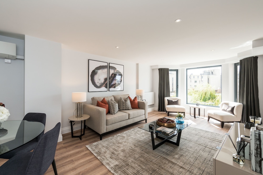 The Carlyle - Elegant Serviced Apartments