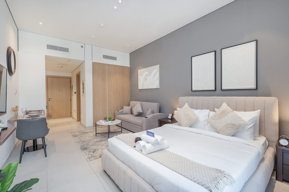 Spacious and Stunning Studio in The Heart of JVC