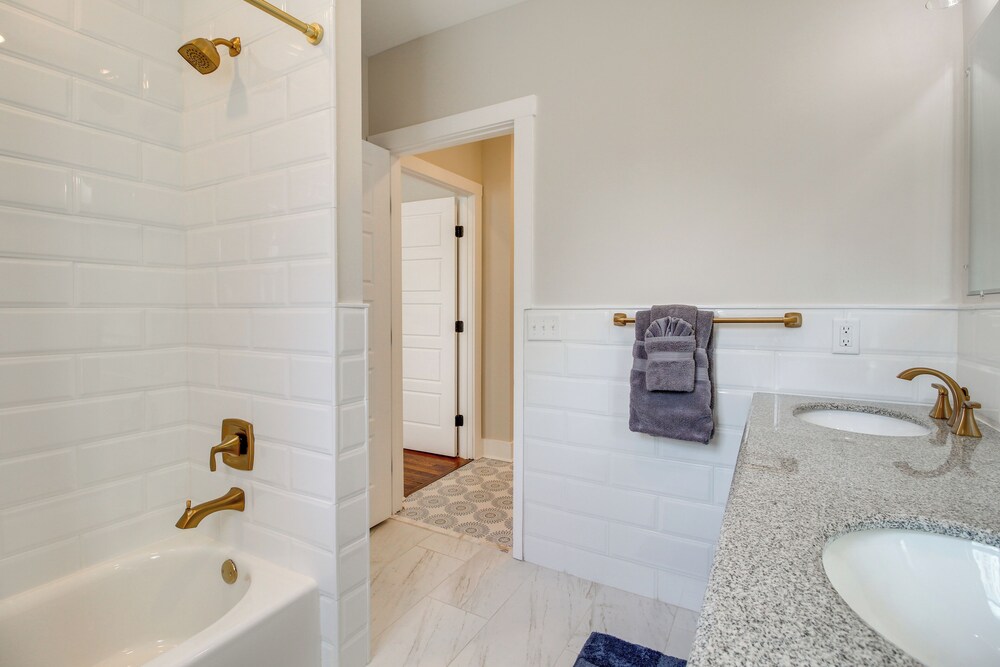 Private Balcony: Spacious, Updated Savannah Apt!