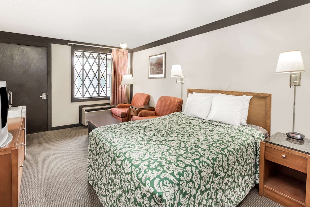 Mount Pleasant Vacations - Knights Inn Racine - Property Image 8