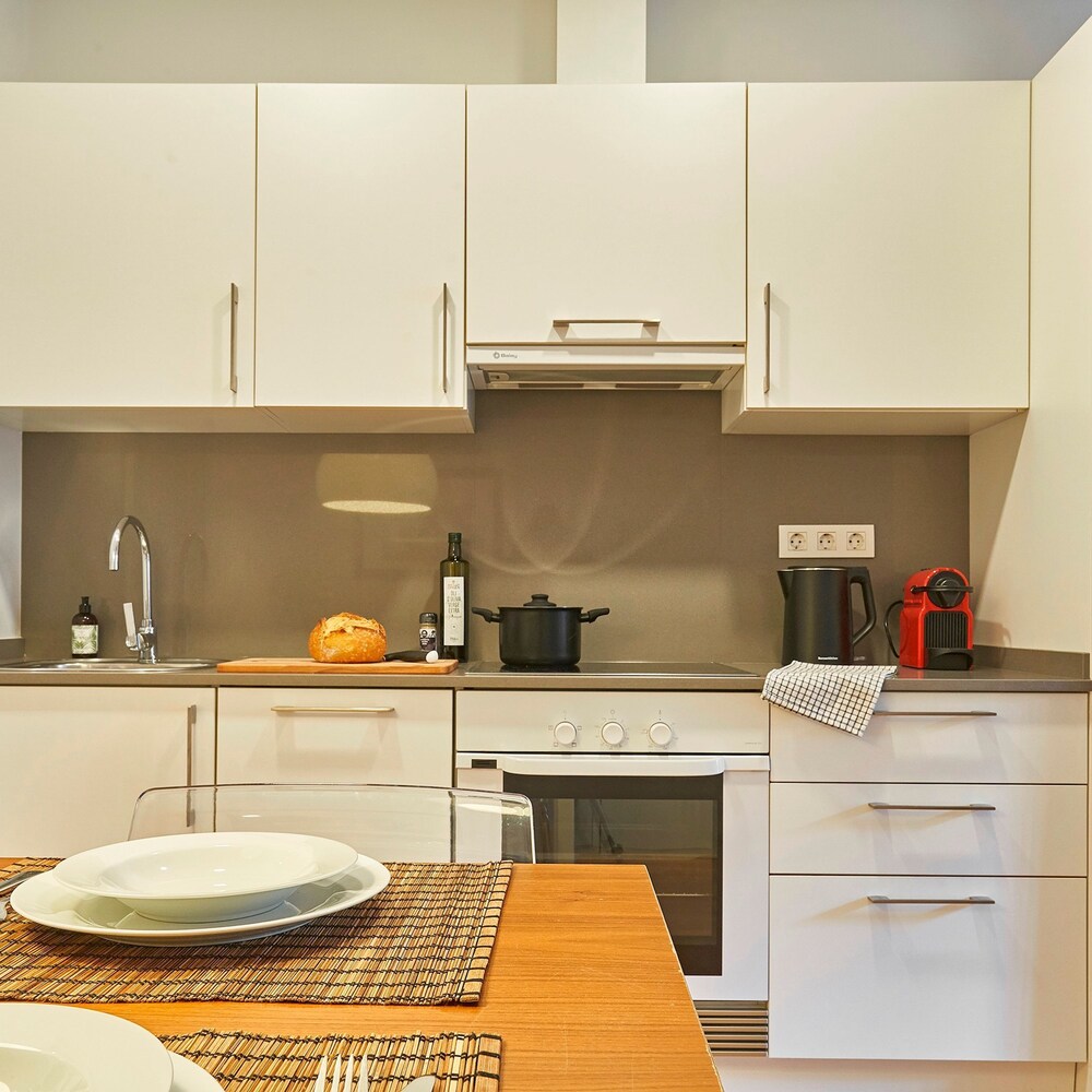 Charming Modern Apt in Trendy Gracia 5PP by Myrentalhost