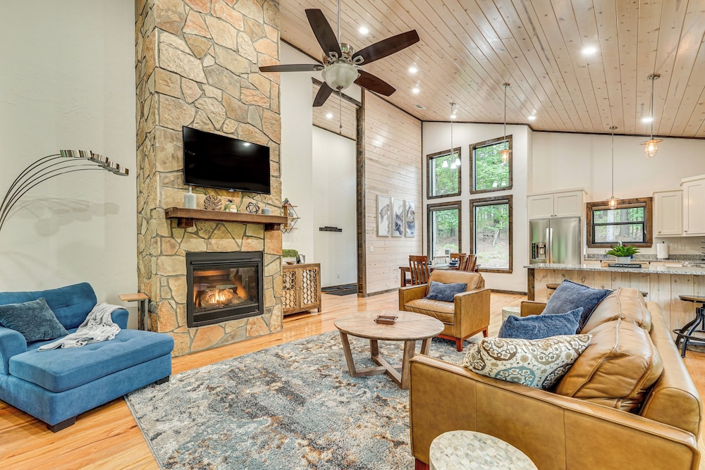 Modern, Luxe Cabin in Broken Bow w/ Hot Tub!