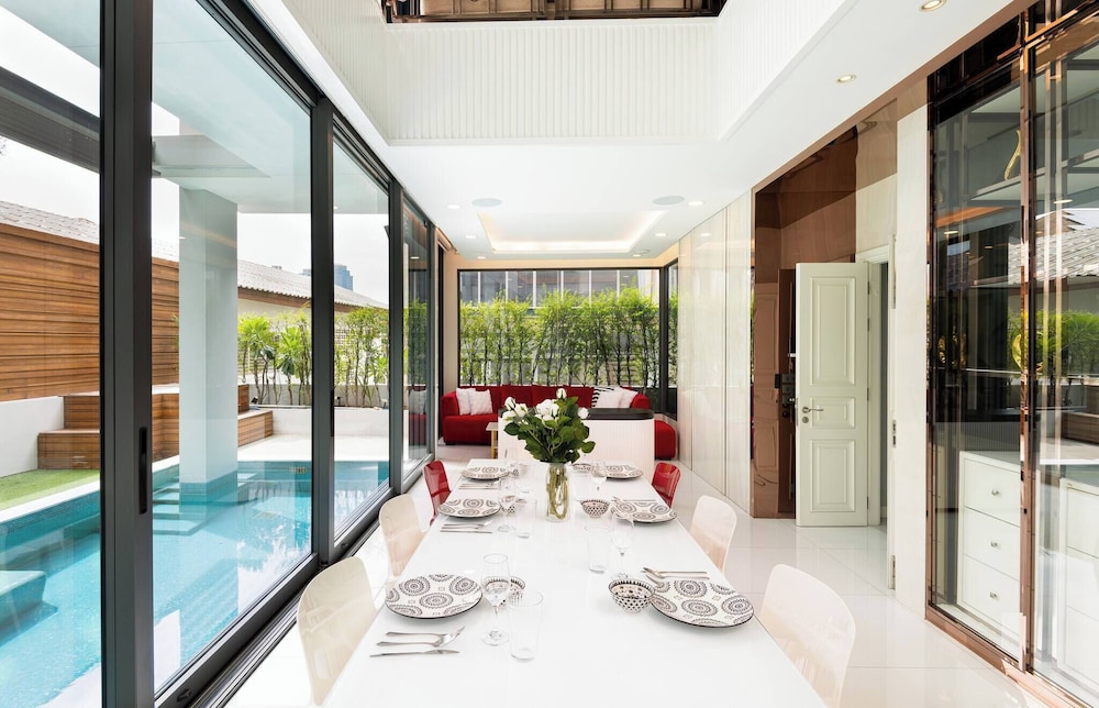 Modern Luxury Poolhaus With Lift