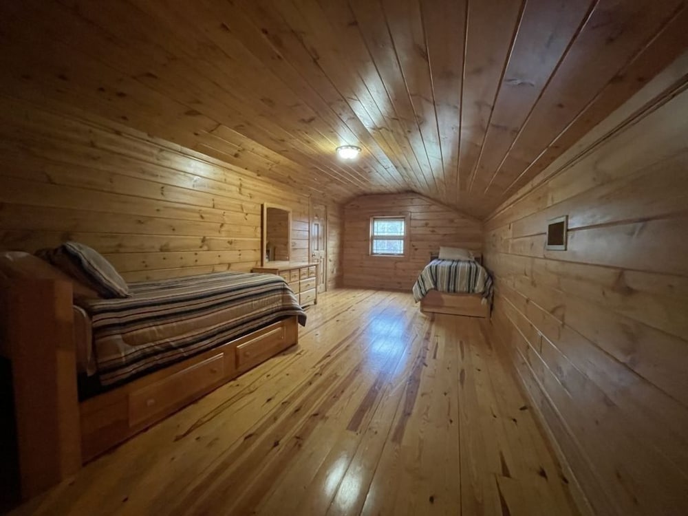 Deluxe log cabin! Pet and motorcycle friendly - enjoy nature with family and friends! 3 Bedroom Cabin by RedAwning view 5