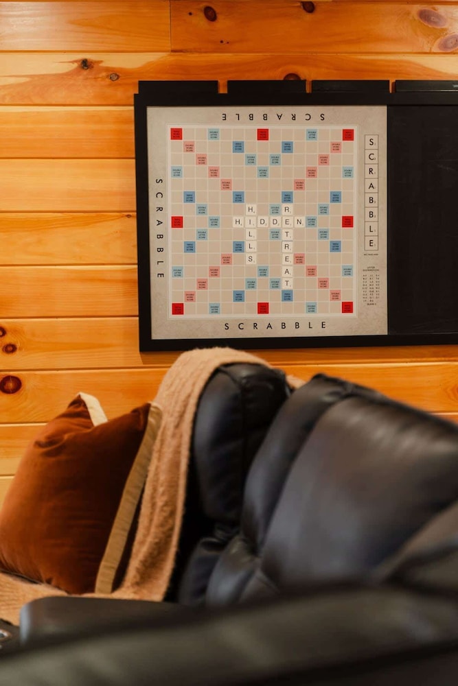 Sleeps 16! Luxury Cabin With Game Room & Hot Tub