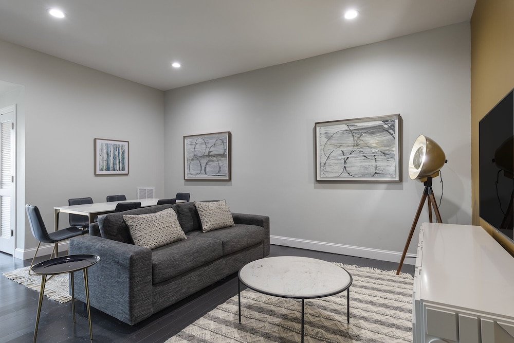 Huge Stylish 3 BR Loft Cobblestone St Next to NYC view 2