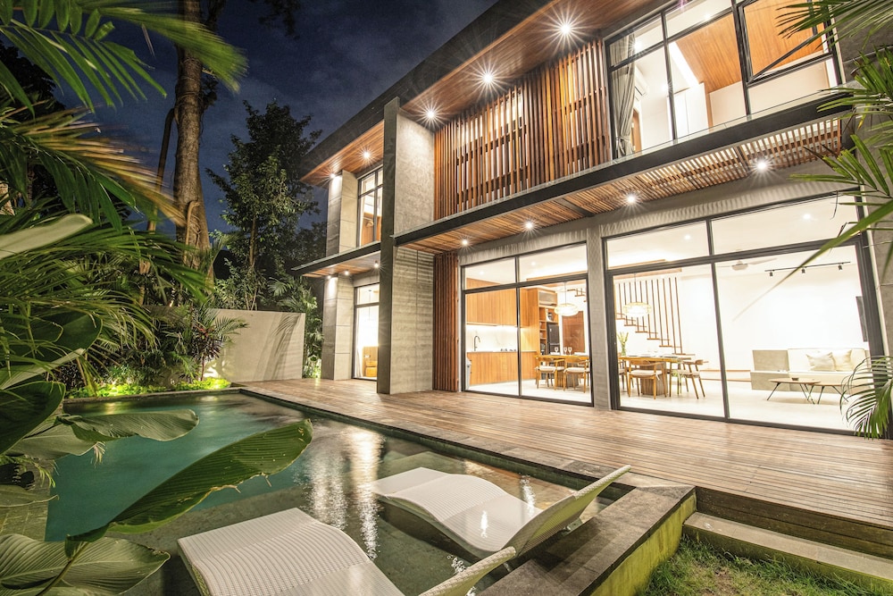 Elegant 5BR Canggu Villa 400m to Pristine Beach