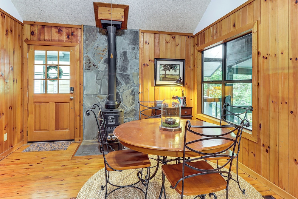 Cartecay River Retreat w/ Yard & Screened Porch!