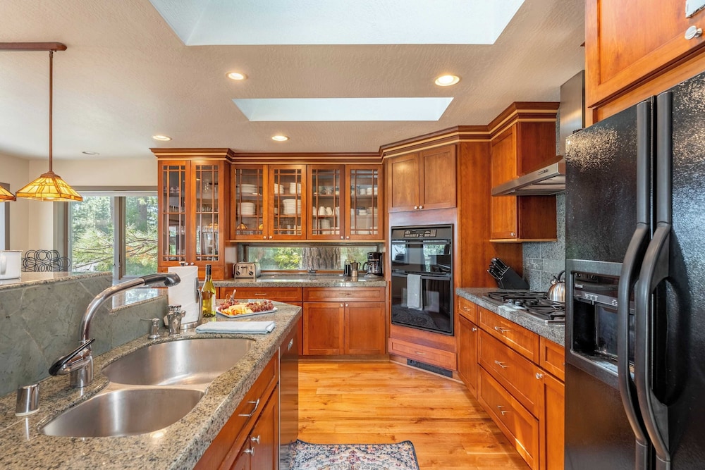 Crystal View by Avantstay Al Fresco Dining w/ View of Lake Tahoe + Crystal Bay