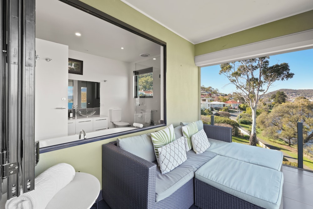 Waterfront Home - Gorgeous Views - 2 Bed