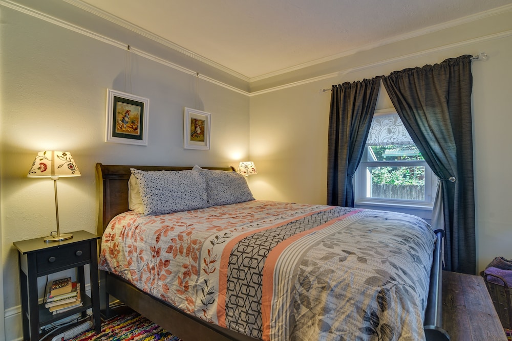 Charming City Cottage ~ 8 Mi to Downtown Portland! view 2