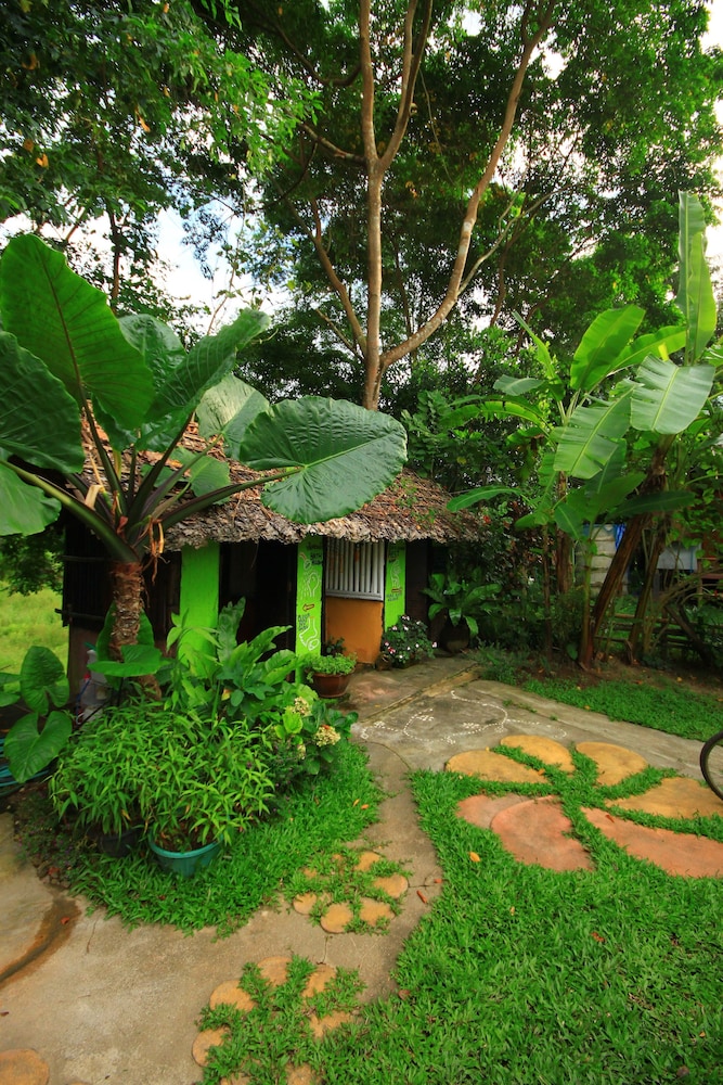 Khun Nai Tern Sai - Adults Only