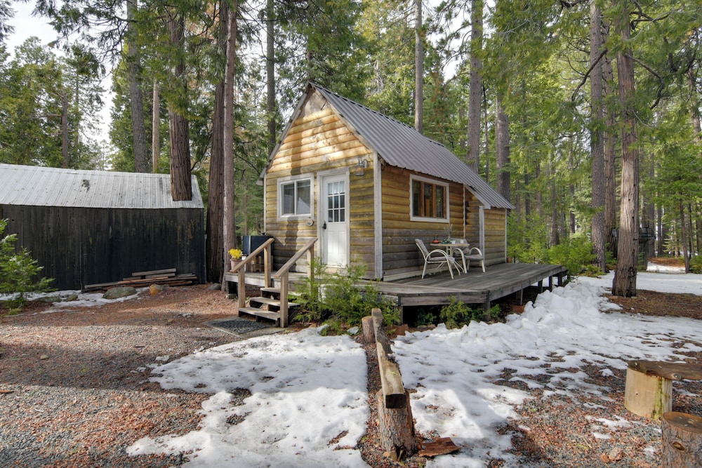 Walk to Trails & Butte Creek: Cozy Retreat w/ Deck