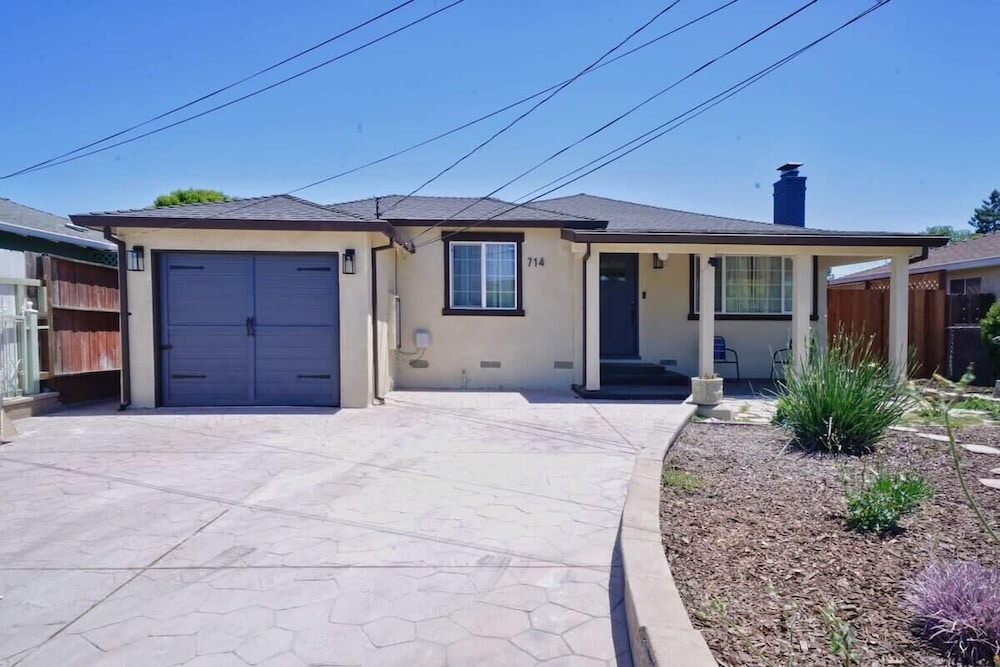 @ Marbella Lane - Vibrant 4BR RWC Ldry + P