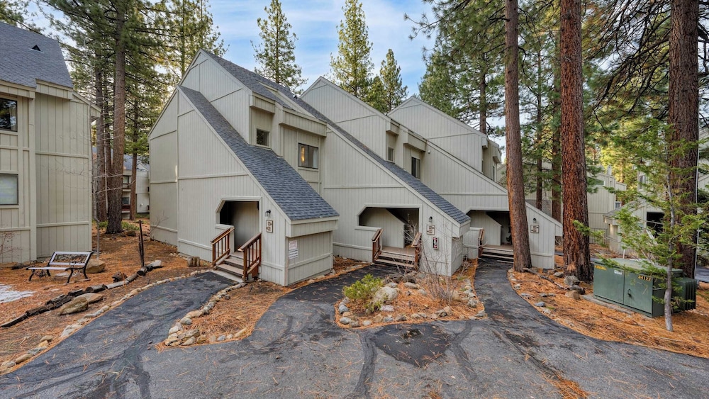 Crystal Pines Cozy Lake Tahoe Escape With Fully Equipped Kitchen and Balcony Views