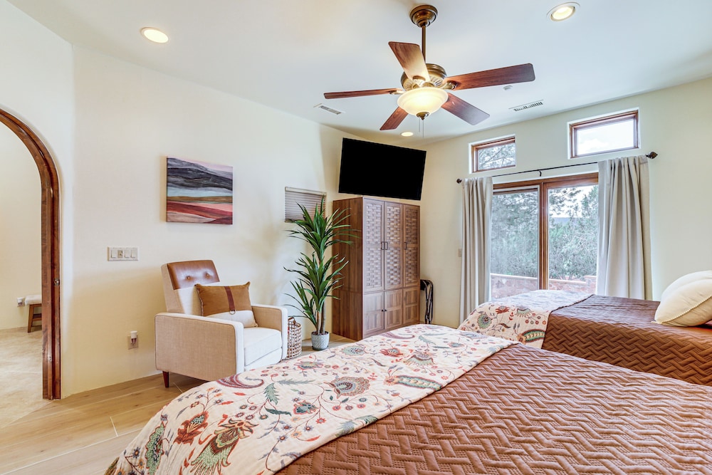 Hot Tub & Red Rock Views: Secluded Sedona Escape!