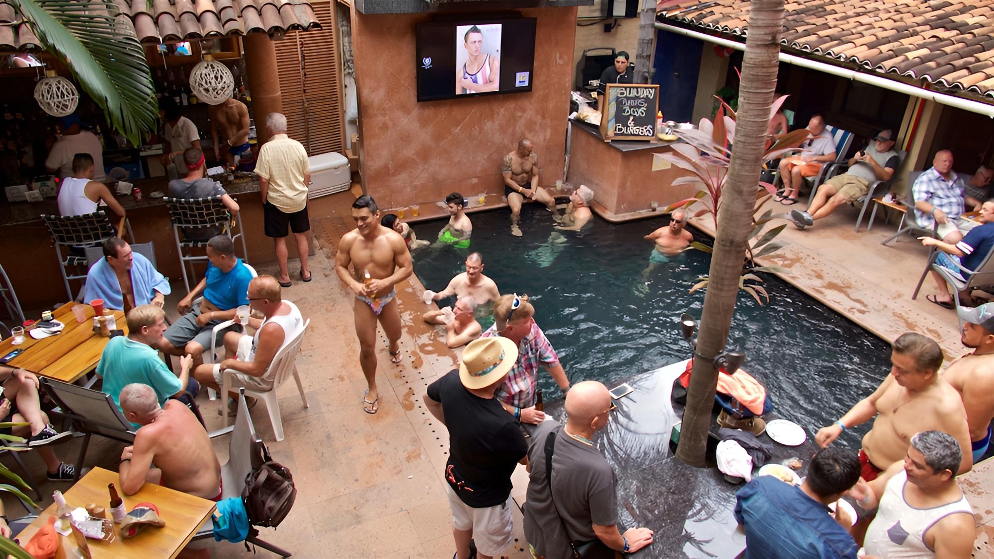 Hotel Mercurio - Caters to Gay Men