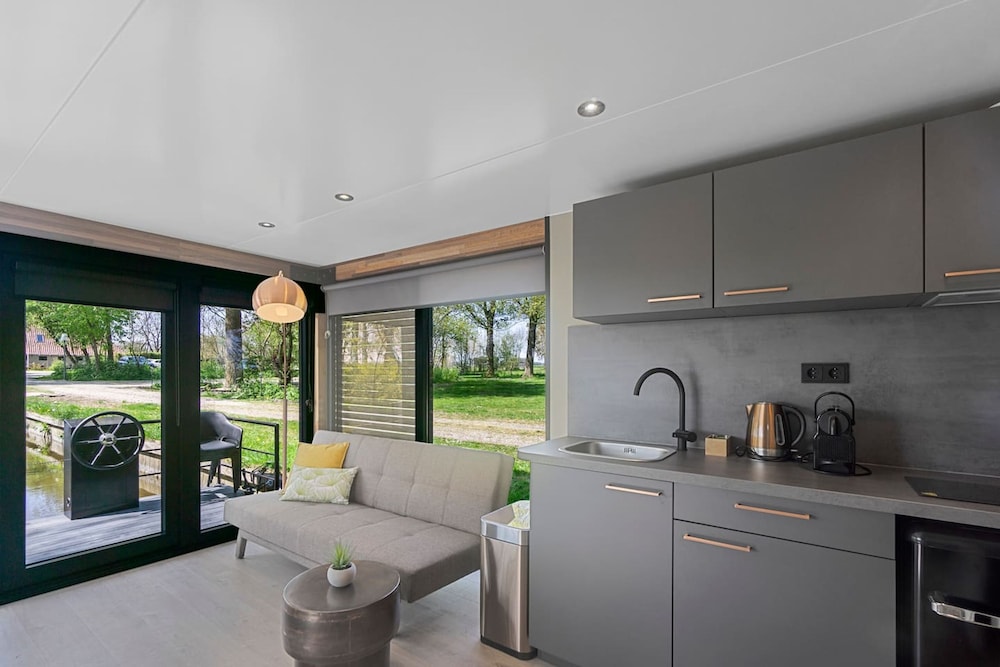 Doeke Sleat Houseboat