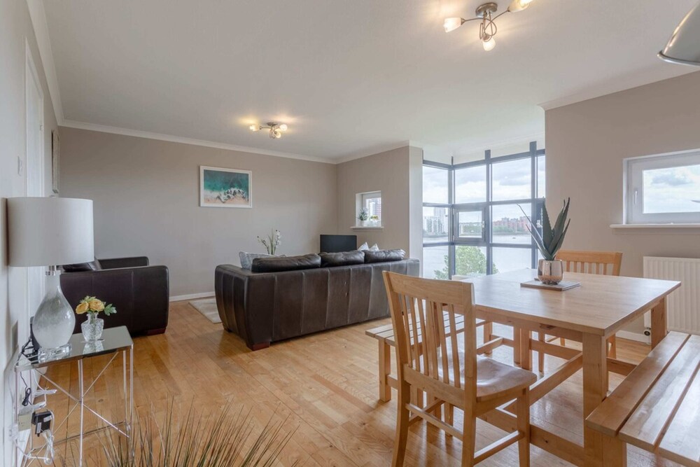 Bright, Modern One-bed With Stunning View of Thames