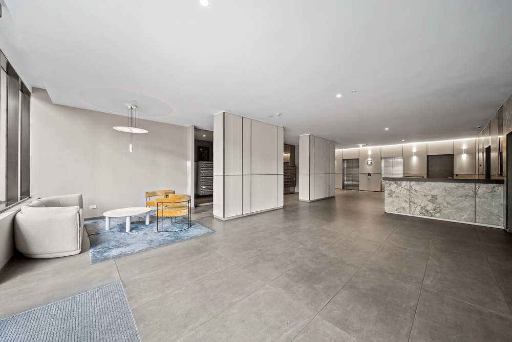 Bright Unit With Secure Parking and Garden Access