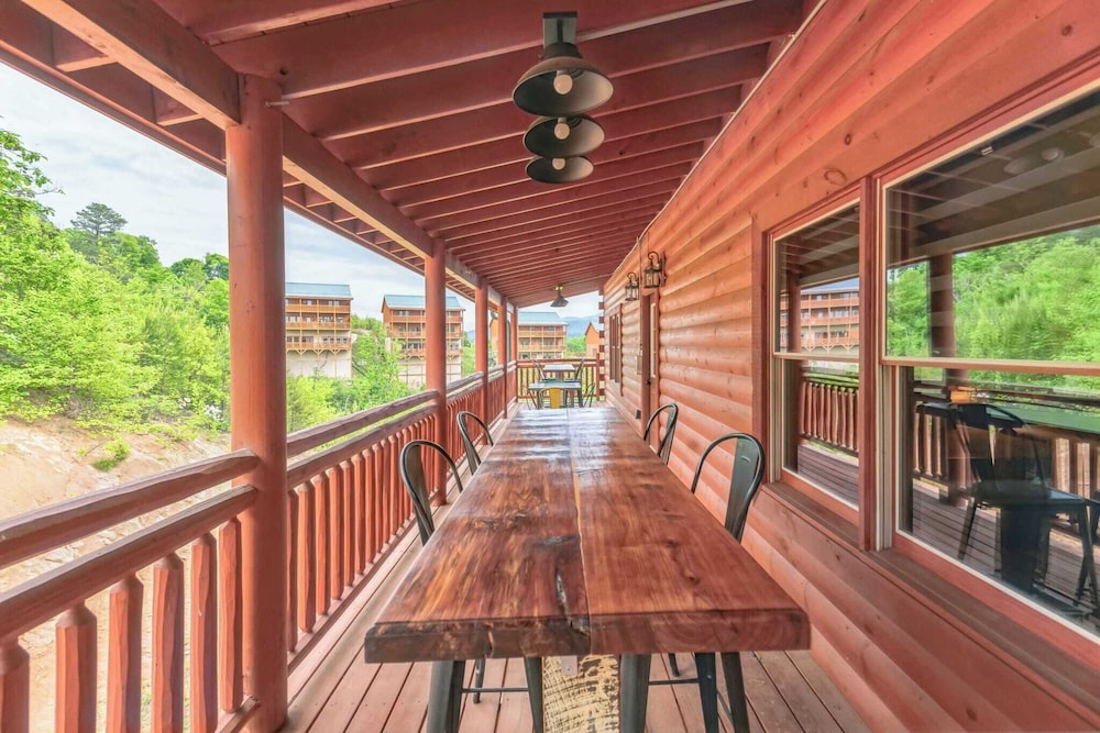 Laurel Point by Avantstay Sleeps 18! Indoor Pool, Hot Tub, Theater, Game Room