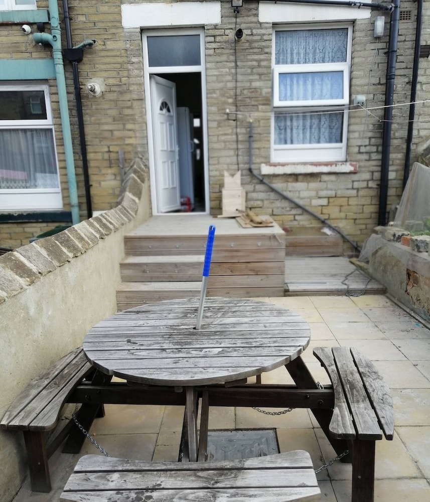 Room-charming Bradford Room to Rent With