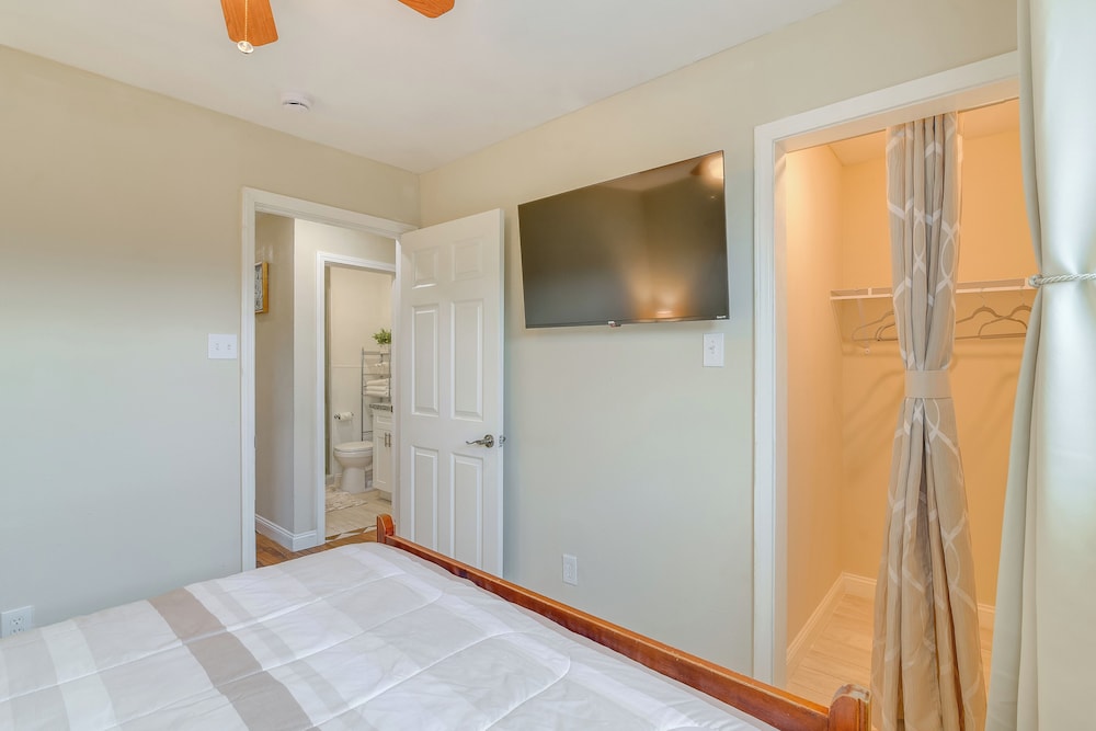 4 Mi to NRG Stadium: Quiet Home w/ Fenced Yard!