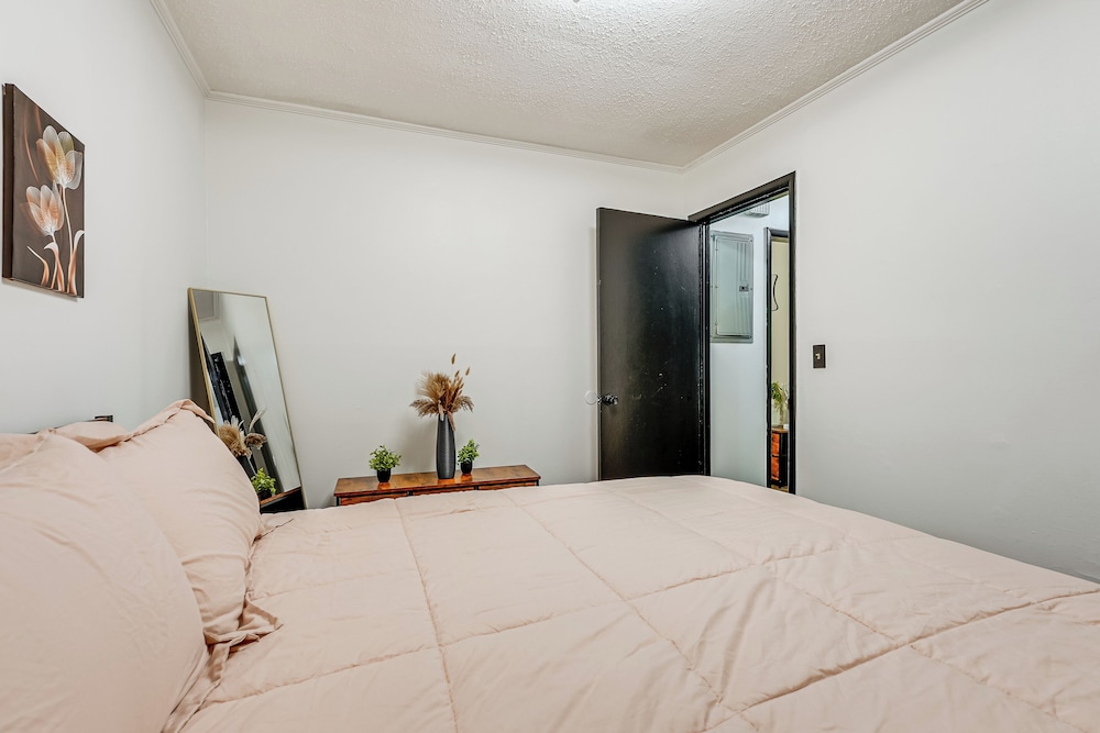 5 Mi to Town: Pet-friendly Retreat in Marietta!