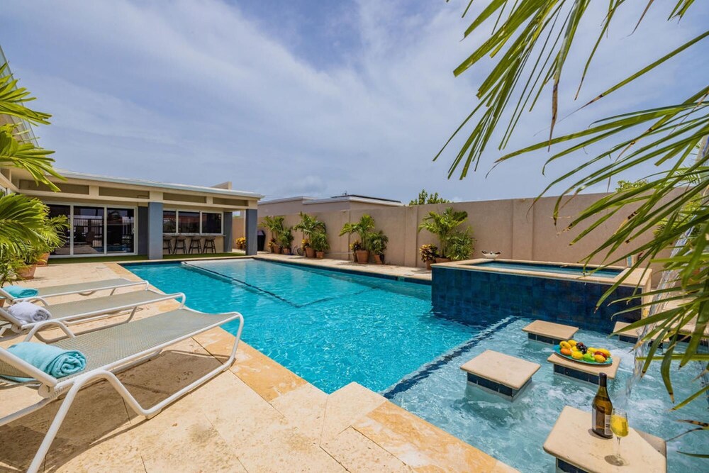 Villa Blue Topaz - Oasis With Pool Hot tub Sauna