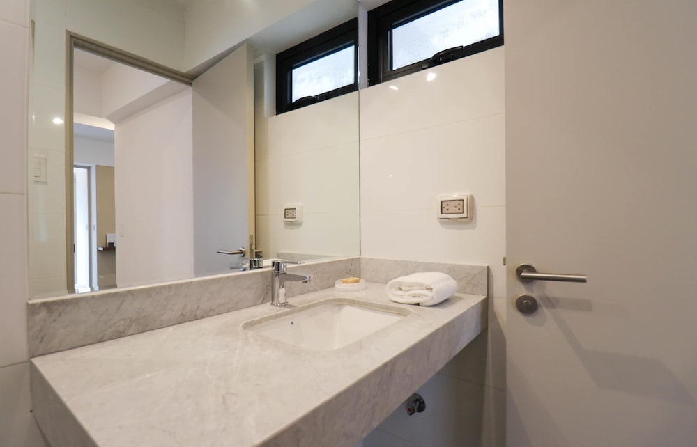 w Grandiose Duplex w Modern Deco in Miraflores
