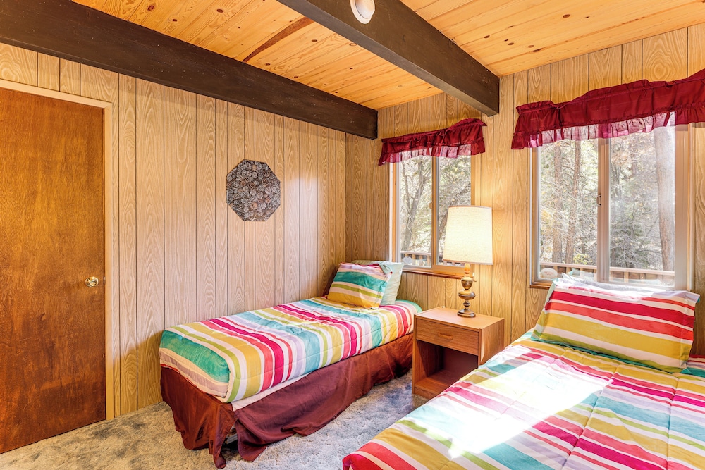 1 Mi to Skiing & Hiking: Big Bear Cabin