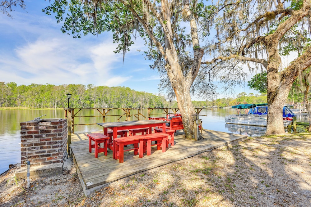 Dock & Fire Pit: Scenic Studio on Suwannee River!