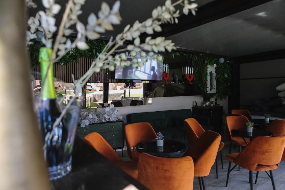 Barneys Club B&b