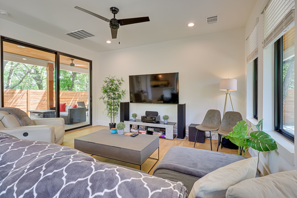 Chic Austin House w/ Spacious Backyard & Hammock
