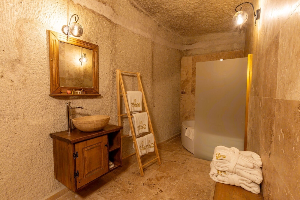 Arkelas Cave House