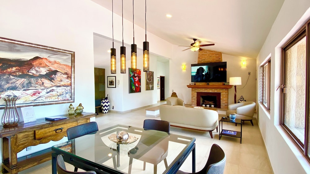 Modern LUX Ajijic 2 Bed Home -fantastic Location -bikes - Gym - Pickleball Court