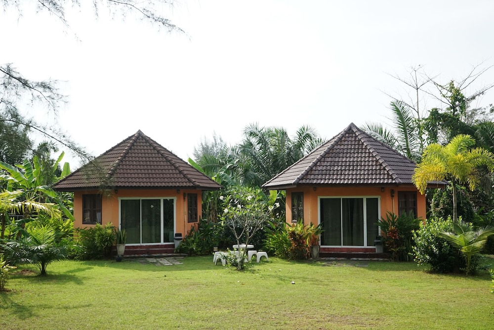 Monkey Dive YOLO Bungalow