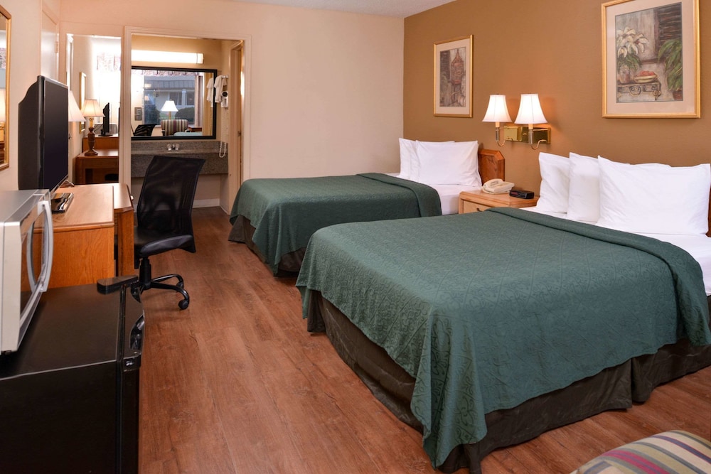 Collinsville Vacations - Quality Inn Dutch Inn - Property Image 28