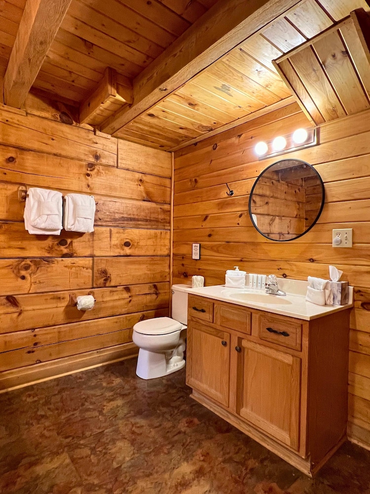 Hunter Hills Haven - Secluded Luxe Cabin Getaway With Mountain Views Spa Hot Tub Game Room