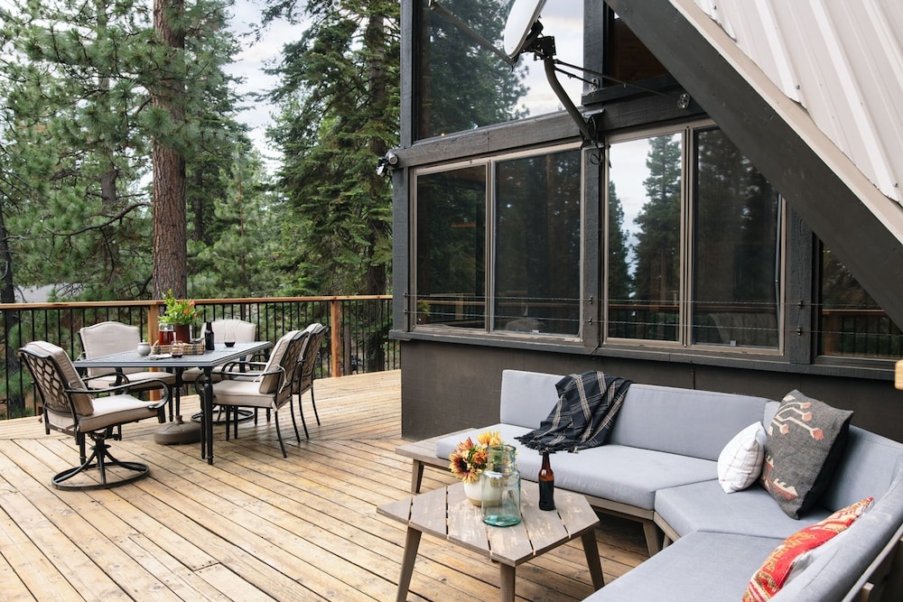 Timberline by Avantstay Stunning Chalet Cabin w Hot Tub Pool Table Home Theater