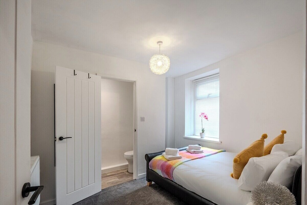 Stadium View 5-bed Retreat + Parking