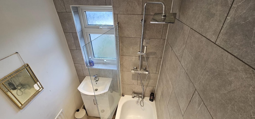 Cozy 3BR Apt with Garden Sleeps 10