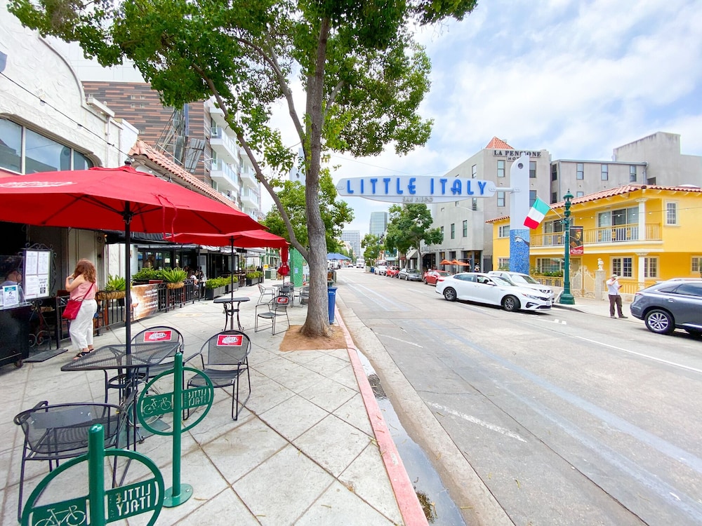 International Travelers House Hostel \- Downtown San Diego Little Italy.