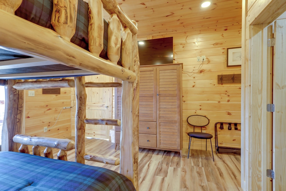 Majestic Mountain Views: Sevierville Escape!