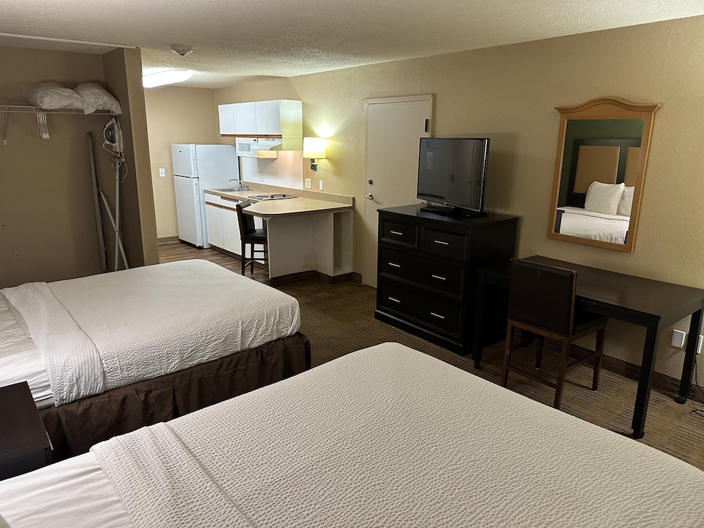 Detroit Vacations - Red Roof Inn Southfield - Property Image 3