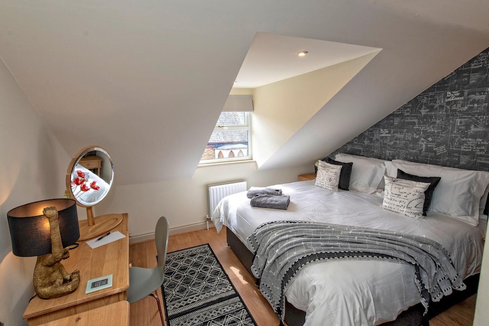 A Very British Place to Stay - 3 Bedrooms Central view 5