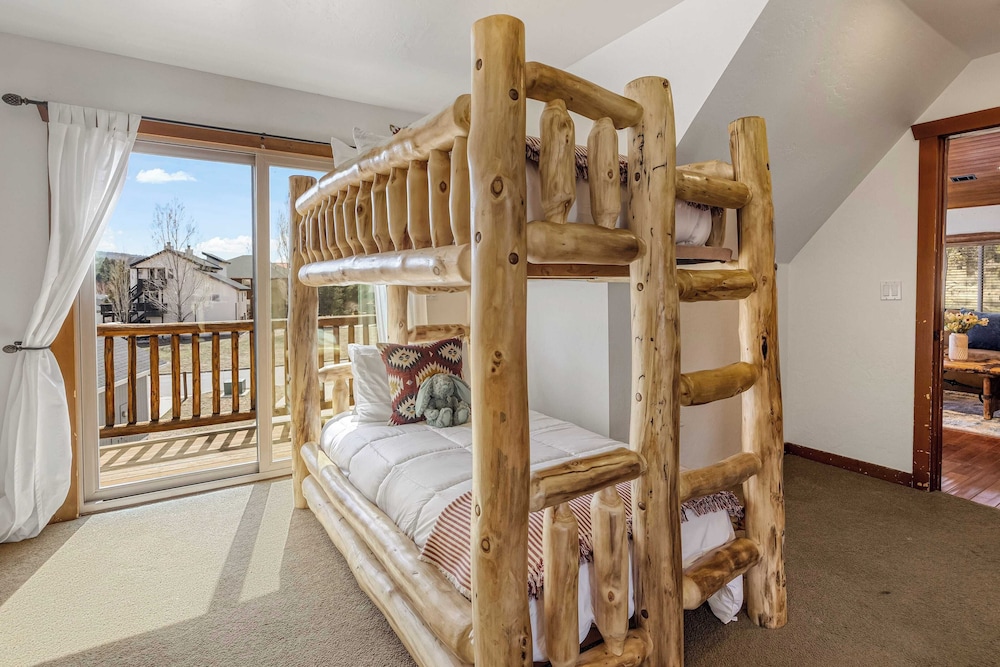 Group Cabin + Lake and Mountain View Pet-friendly, Fireplace, Games, Loft