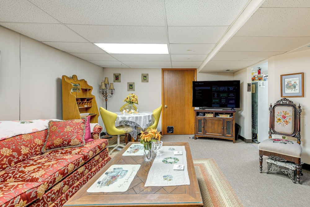 2 Mi to Walden Galleria: Apartment w/ Patio