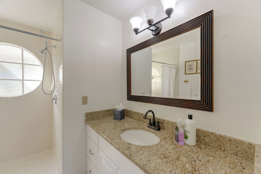 8 Mi to Disney: Resort-style Condo w/ Pool Access