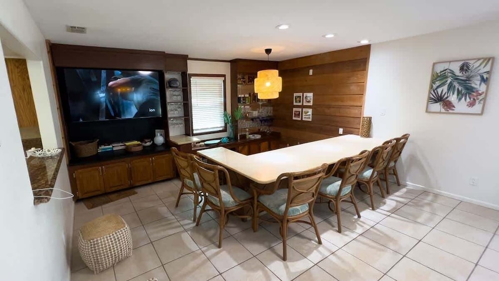 Fun Retro Island Vibe Sleeps 17 Beach 1 Block 4 Bedroom Home